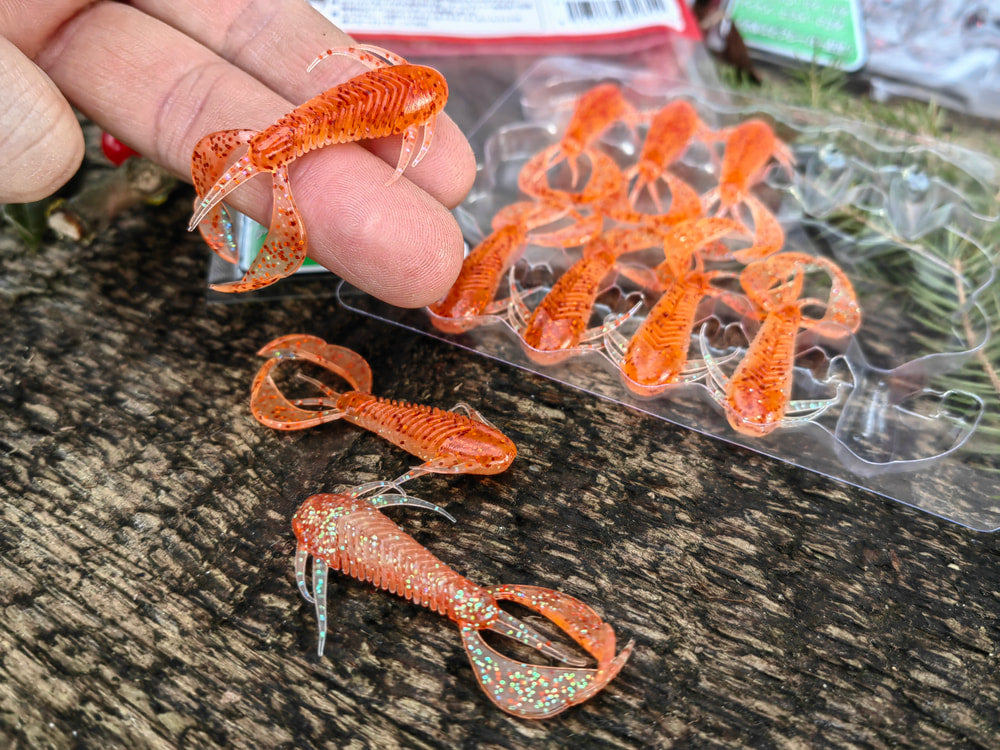 Megabass ROCK HOG 2″ 07 Clear Orange/Rainbow Flake — własne zdjęcie przynęty na dłoni