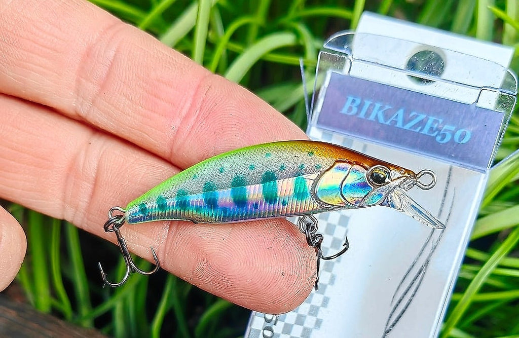 Japoński wobler Mukai Bikaze 50S Chart Black Yamame #BK02 - zdjęcie główne - Rybomania.pl