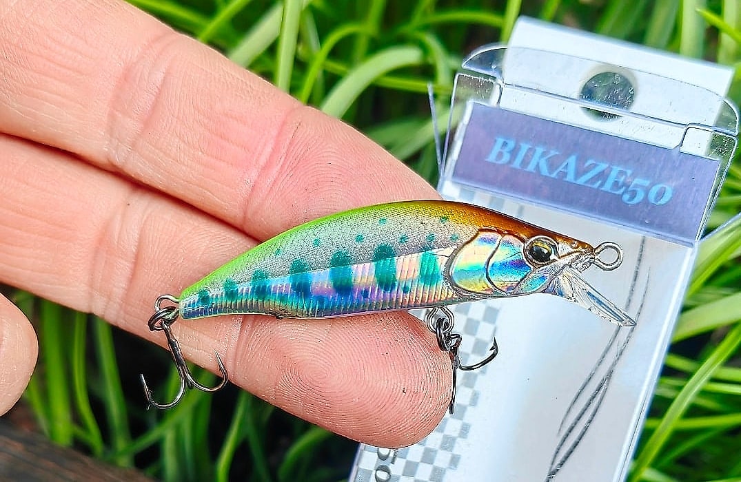Japoński wobler Mukai Bikaze 50S Chart Black Yamame #BK02 - zdjęcie główne - Rybomania.pl