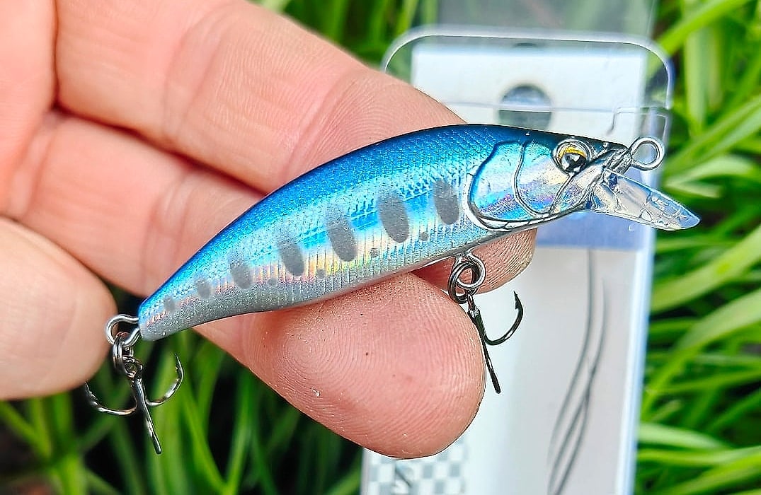 Japoński wobler Mukai Bikaze 50S Blue Silver Yamame #BK06 - zdjęcie główne - Rybomania.pl