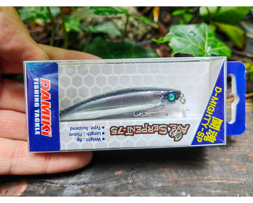 Damiki Axe Serpent 75 SP 319H Cyber Purple — opakowanie, pełny kadr, Rybomania.pl