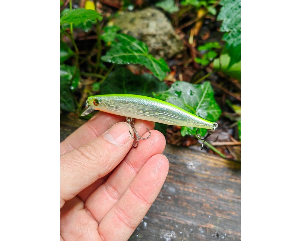 Damiki Axe Serpent 75 SP 345T Clear Neon — szczegóły przynęty, pełny kadr, Rybomania.pl
