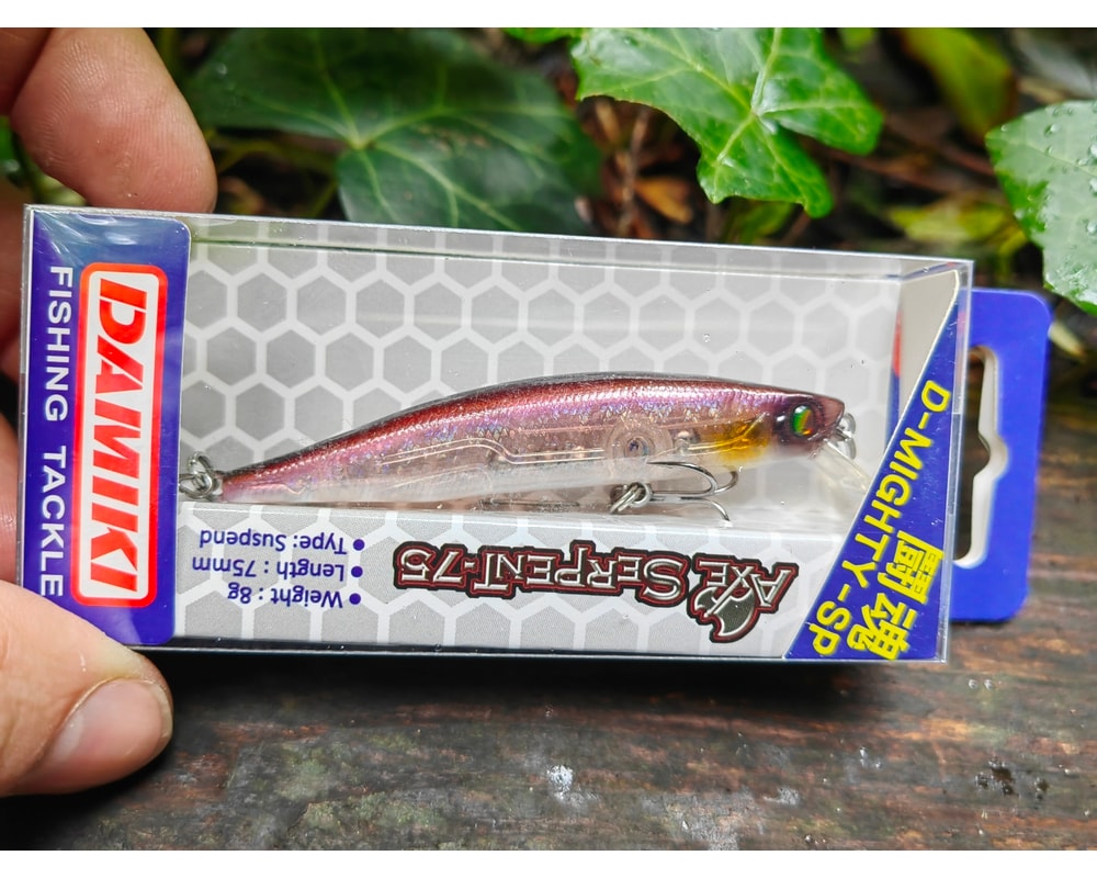 Damiki Axe Serpent 75 SP Różowy — kod do potwierdzenia — opakowanie, pełny kadr, Rybomania.pl