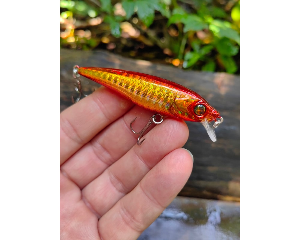 Damiki Hopi 70 SS 374H Holo Shine Gold — szczegóły przynęty, pełny kadr, Rybomania.pl