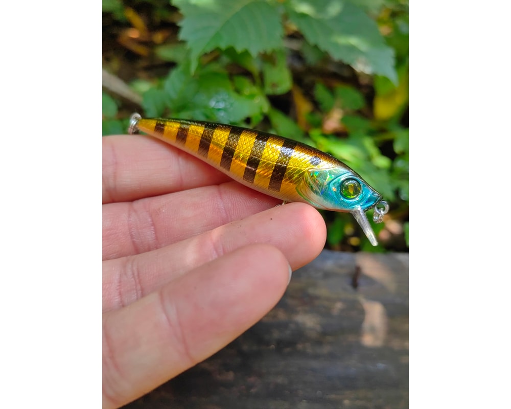 Damiki Hopi 70 SS 375H Gold Gill Holo — szczegóły przynęty, pełny kadr, Rybomania.pl