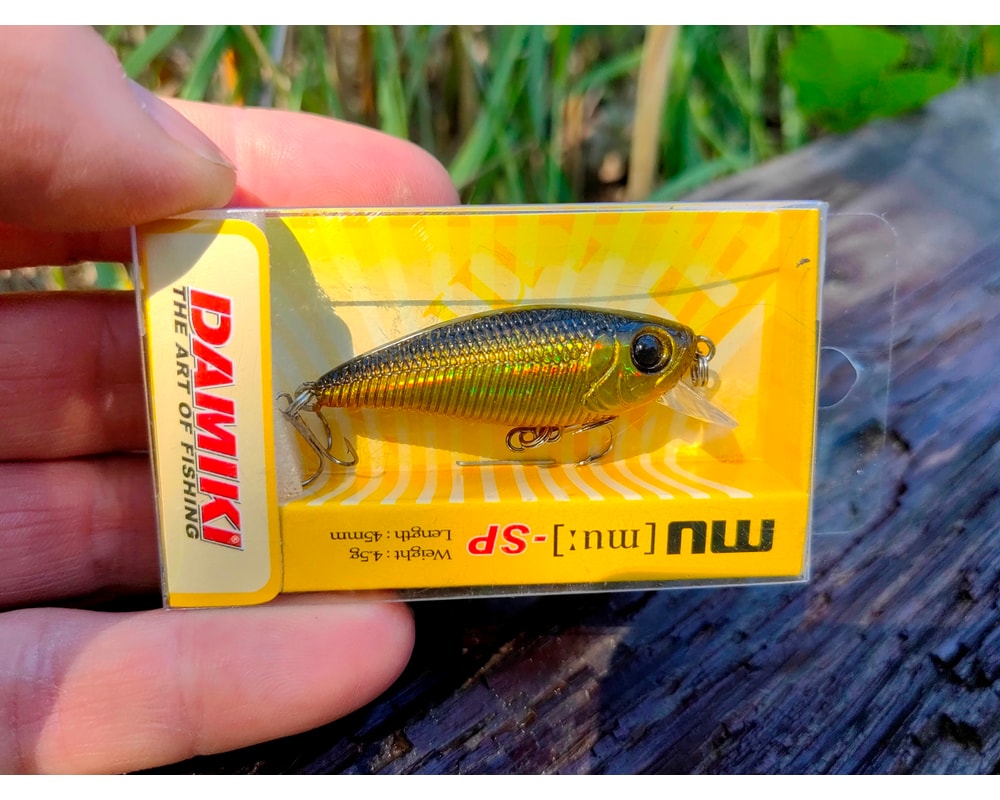 Damiki Mu 45 SP 236H Black Gold Holo — opakowanie, pełny kadr, Rybomania.pl