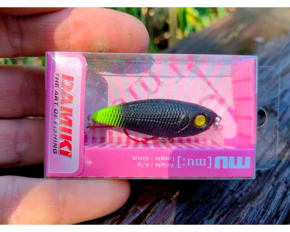 Damiki Mu 45 SS 009-1 Green Tail Black — opakowanie, pełny kadr, Rybomania.pl