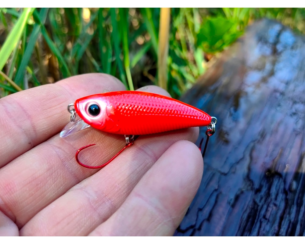 Damiki Mu 45 SS 209P White Spot Red — szczegóły przynęty, pełny kadr, Rybomania.pl