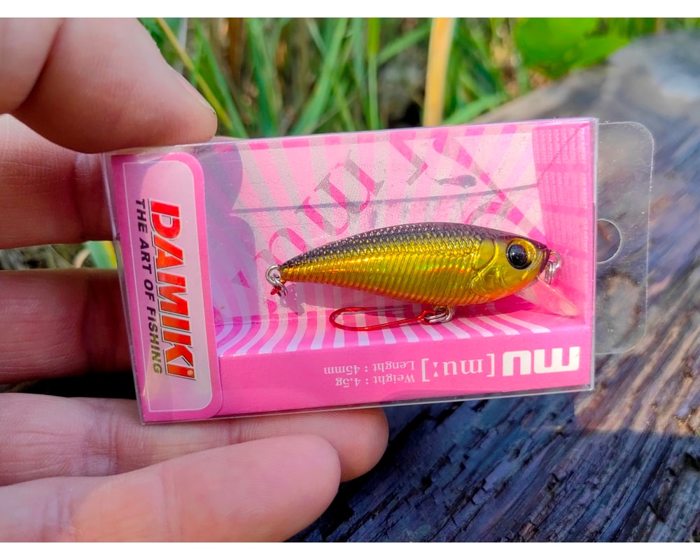 Damiki Mu 45 SS 236H Black Gold Holo — opakowanie, pełny kadr, Rybomania.pl