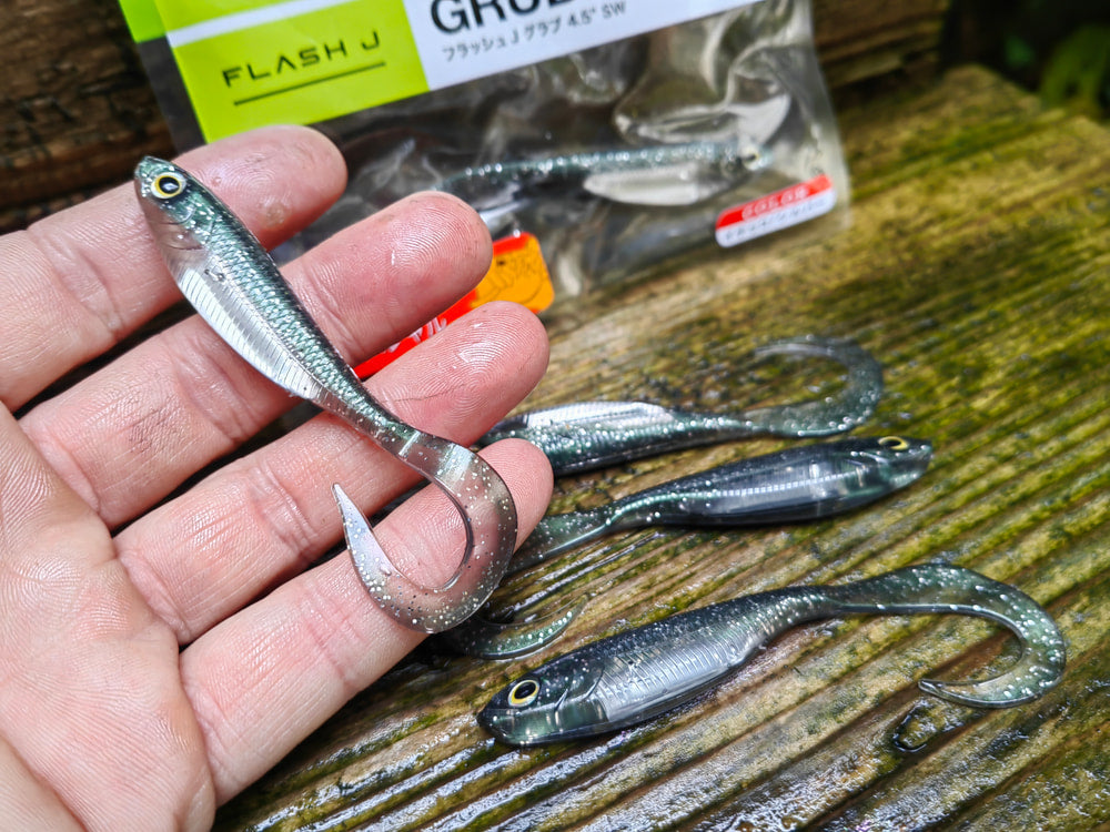 Fish Arrow Flash-J Grub 4,5″ SW 112 Inakko/Silver — własne zdjęcie przynęty na dłoni