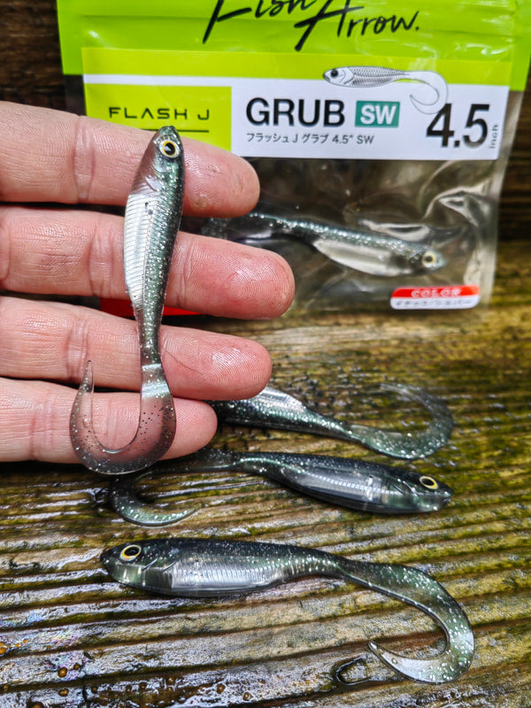Fish Arrow Flash-J Grub 4,5″ SW 112 Inakko/Silver — własne zdjęcie przynęty na dłoni