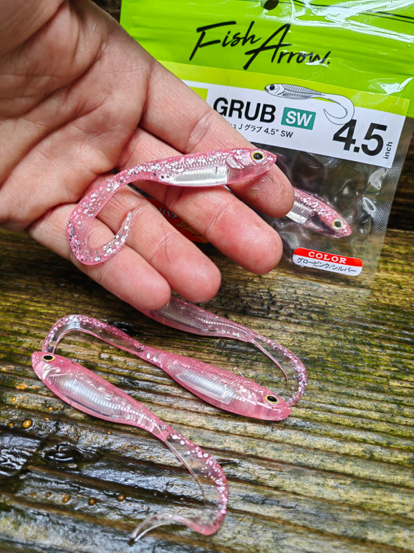 Fish Arrow Flash-J Grub 4,5″ SW 117 Glow Pink/Silver — własne zdjęcie przynęty na dłoni