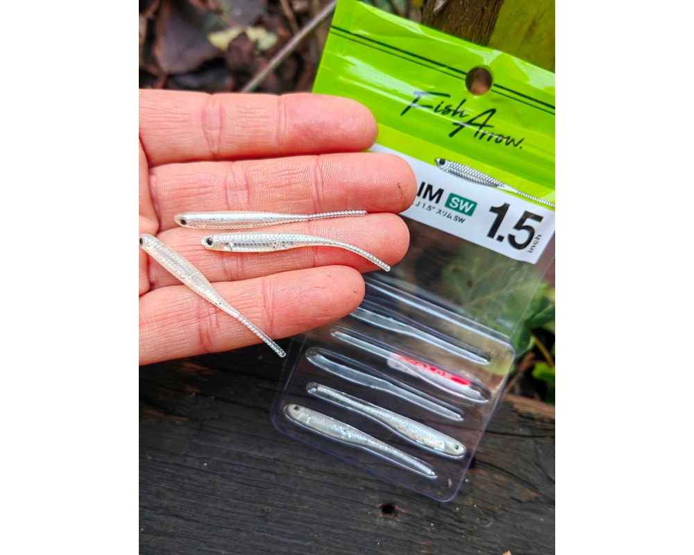 Fish Arrow Flash-J Slim 1.5″ SW #100 SHIRASU/SILVER — szczegóły smukłego korpusu i ogona, zdjęcie Rybomania.pl
