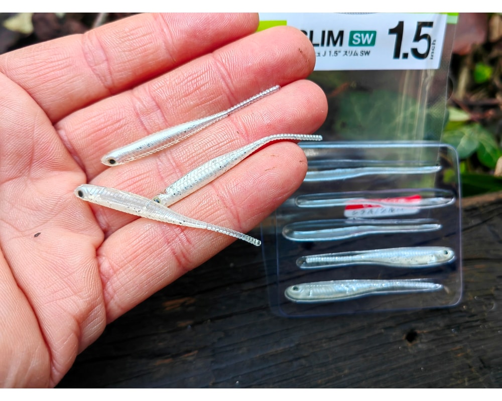 Fish Arrow Flash-J Slim 1.5″ SW #100 SHIRASU/SILVER — szczegóły smukłego korpusu i ogona, zdjęcie Rybomania.pl