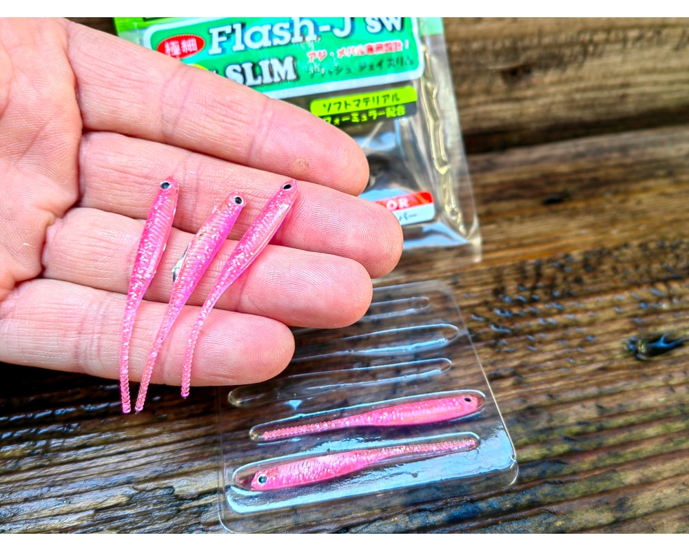 Fish Arrow Flash-J Slim 1.5″ SW #101 PINK/SILVER — szczegóły smukłego korpusu i ogona, zdjęcie Rybomania.pl