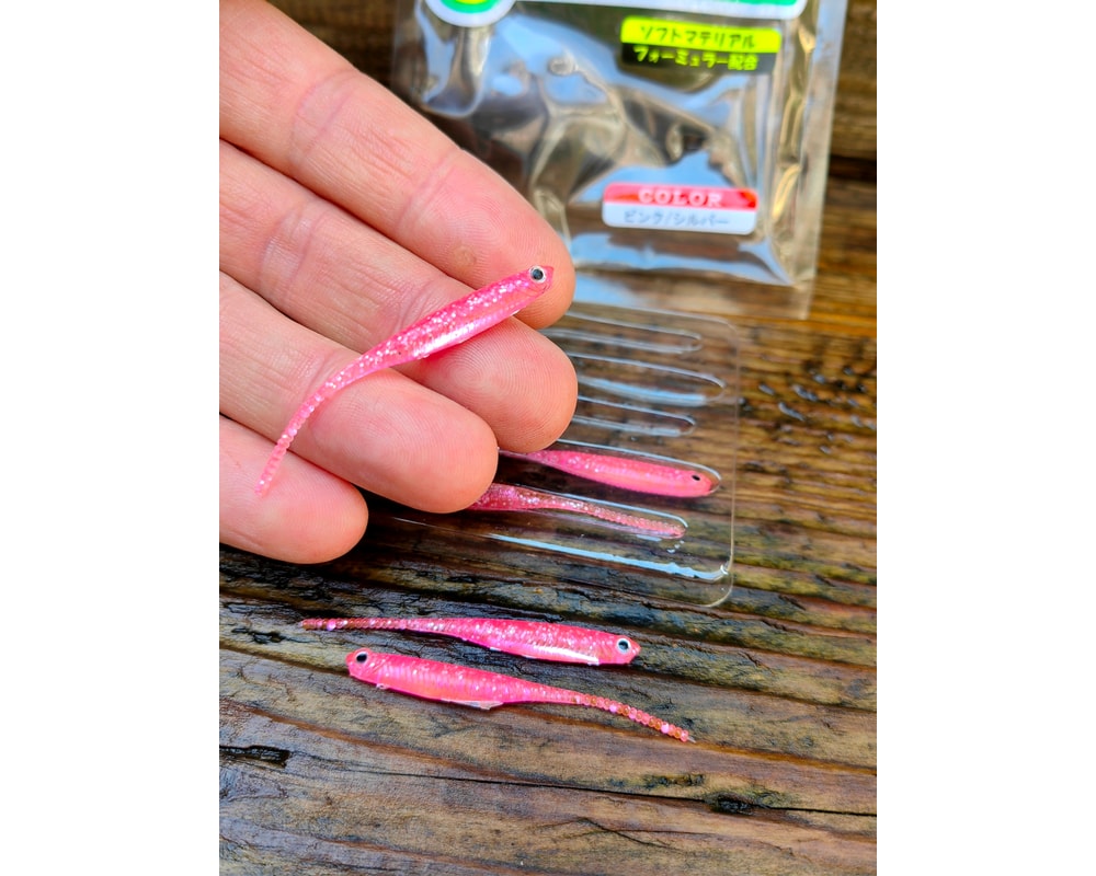 Fish Arrow Flash-J Slim 1.5″ SW #101 PINK/SILVER — szczegóły smukłego korpusu i ogona, zdjęcie Rybomania.pl