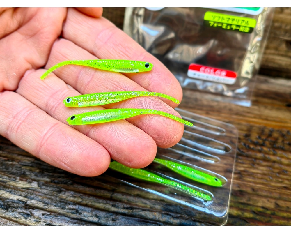 Fish Arrow Flash-J Slim 1.5″ SW #102 CHART/SILVER — szczegóły smukłego korpusu i ogona, zdjęcie Rybomania.pl