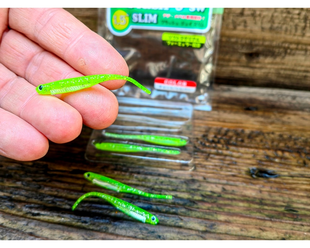 Fish Arrow Flash-J Slim 1.5″ SW #102 CHART/SILVER — szczegóły smukłego korpusu i ogona, zdjęcie Rybomania.pl