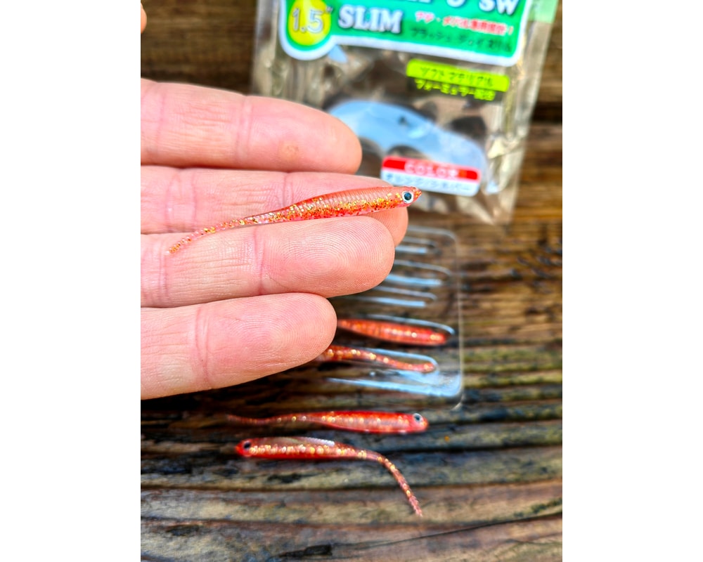 Fish Arrow Flash-J Slim 1.5″ SW #103 ORANGE/SILVER — szczegóły smukłego korpusu i ogona, zdjęcie Rybomania.pl