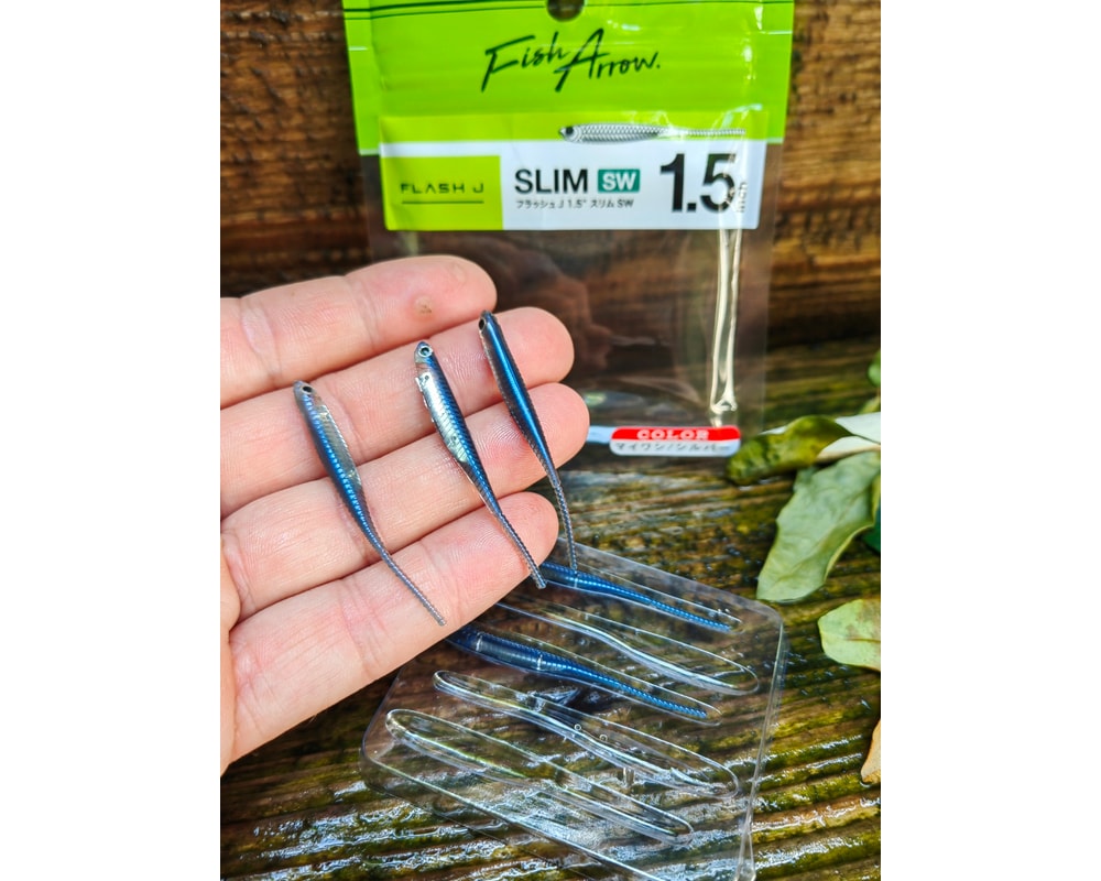 Fish Arrow Flash-J Slim 1.5″ SW #105 MAIWASHI/SILVER — szczegóły smukłego korpusu i ogona, zdjęcie Rybomania.pl