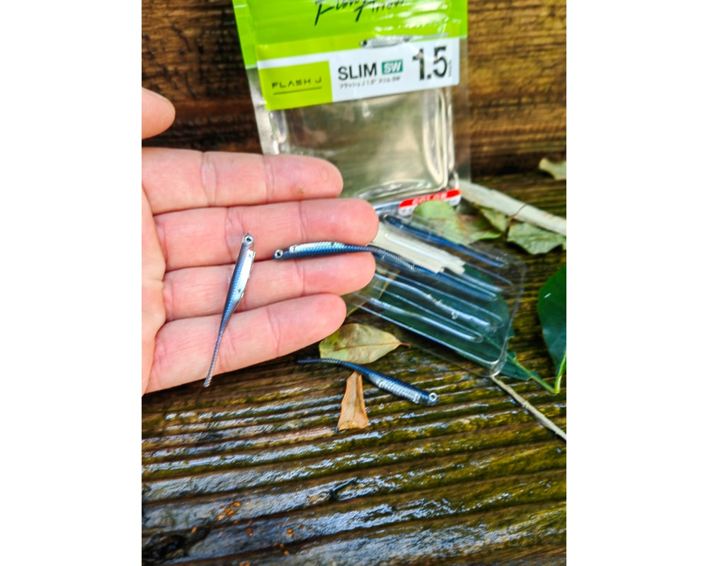 Fish Arrow Flash-J Slim 1.5″ SW #105 MAIWASHI/SILVER — szczegóły smukłego korpusu i ogona, zdjęcie Rybomania.pl