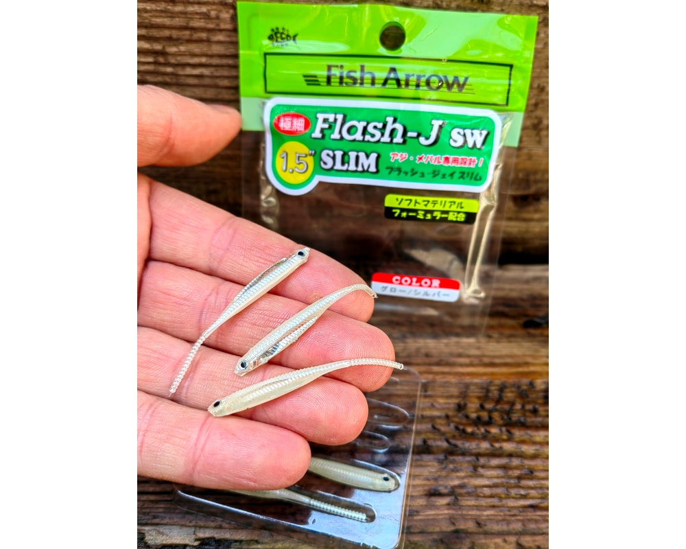 Fish Arrow Flash-J Slim 1.5″ SW #109 GLOW/SILVER — szczegóły smukłego korpusu i ogona, zdjęcie Rybomania.pl