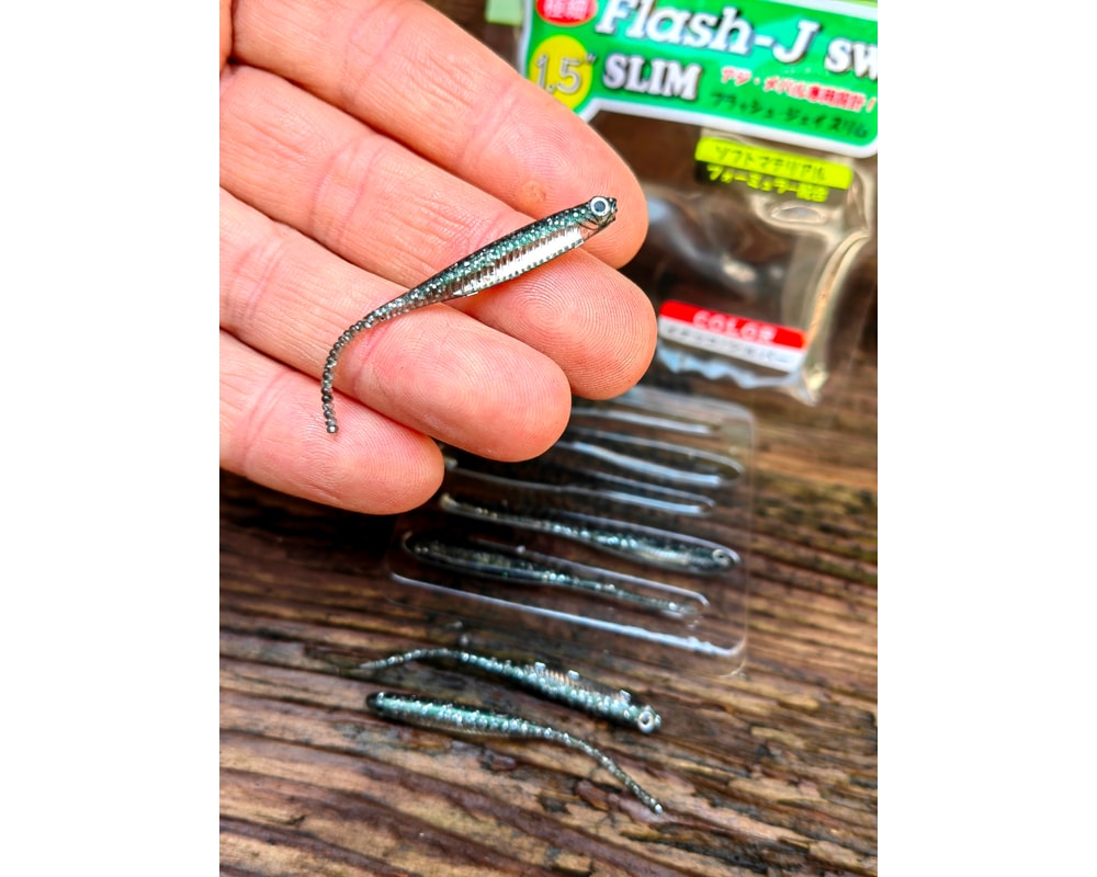 Fish Arrow Flash-J Slim 1.5″ SW #112 INAKKO/SILVER — szczegóły smukłego korpusu i ogona, zdjęcie Rybomania.pl