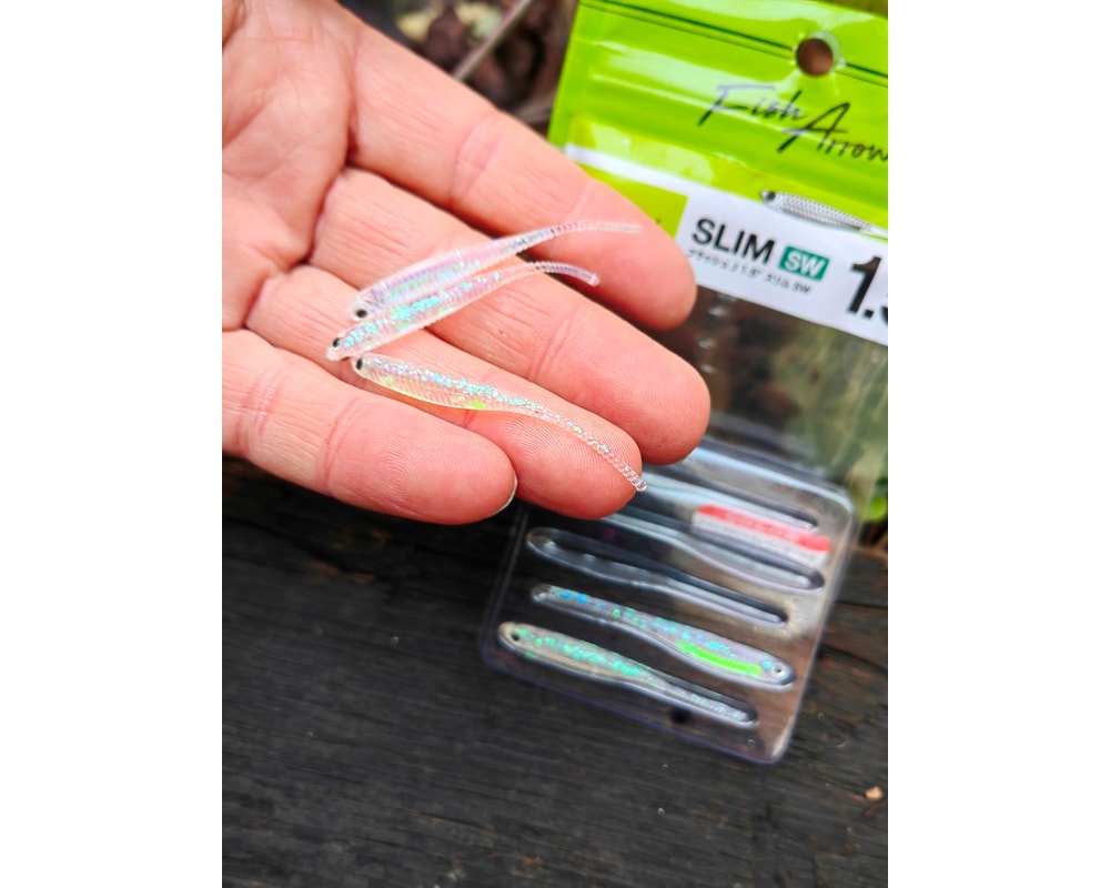 Fish Arrow Flash-J Slim 1.5″ SW #122 KEIMURA PURPLE/SILVER — szczegóły smukłego korpusu i ogona, zdjęcie Rybomania.pl