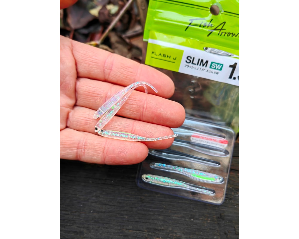 Fish Arrow Flash-J Slim 1.5″ SW #122 KEIMURA PURPLE/SILVER — szczegóły smukłego korpusu i ogona, zdjęcie Rybomania.pl