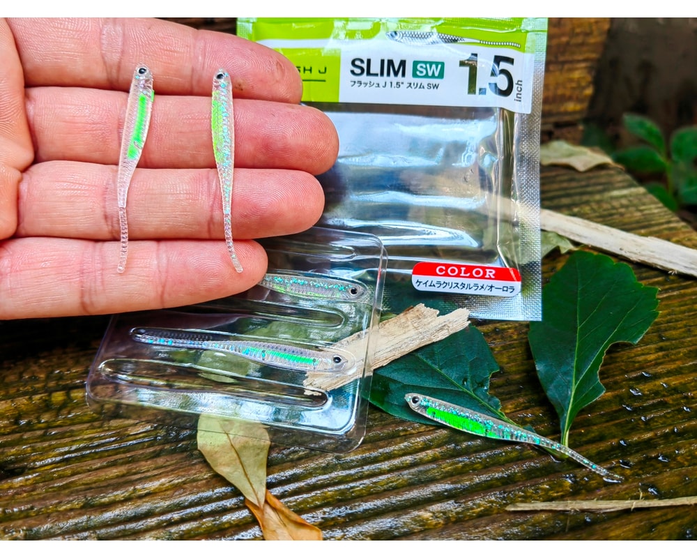 Fish Arrow Flash-J Slim 1.5″ SW #154 KEIMURA CRYSTAL RAME/AURORA — szczegóły smukłego korpusu i ogona, zdjęcie Rybomania.pl