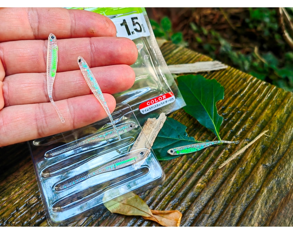 Fish Arrow Flash-J Slim 1.5″ SW #154 KEIMURA CRYSTAL RAME/AURORA — szczegóły smukłego korpusu i ogona, zdjęcie Rybomania.pl