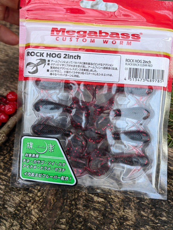 Megabass ROCK HOG 2″ 03 Black Back Clear Red — etykieta z kodem i opakowanie