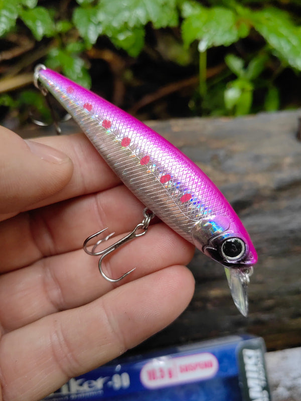 Damiki Striker 90 SP — Spot Pink Holo 233H — zdjęcie Rybomania