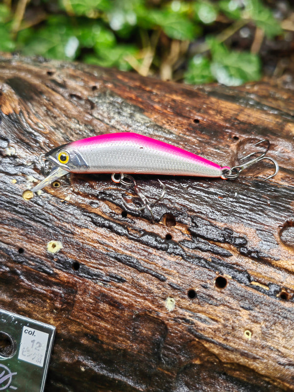 Smith D-Compact 45 mm — 12 Pink Foil, widok przynęty na drewnie