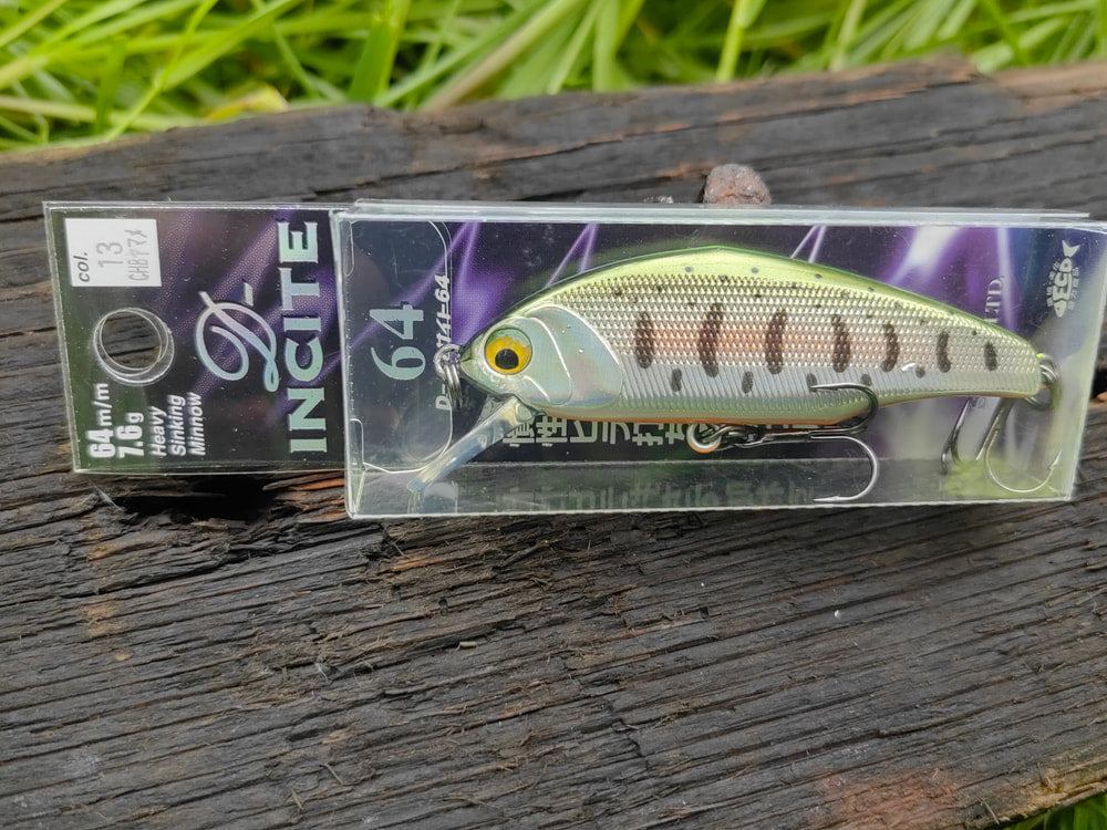Smith D-Incite 64 — 13 Chart Back Yamame Trout, etykieta modelu i koloru